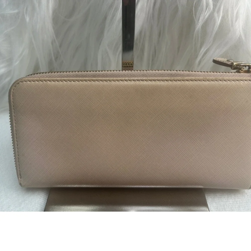 Salvatore Ferragamo Vara Wallet Zip Around‎ Continental Bow Accent Beige